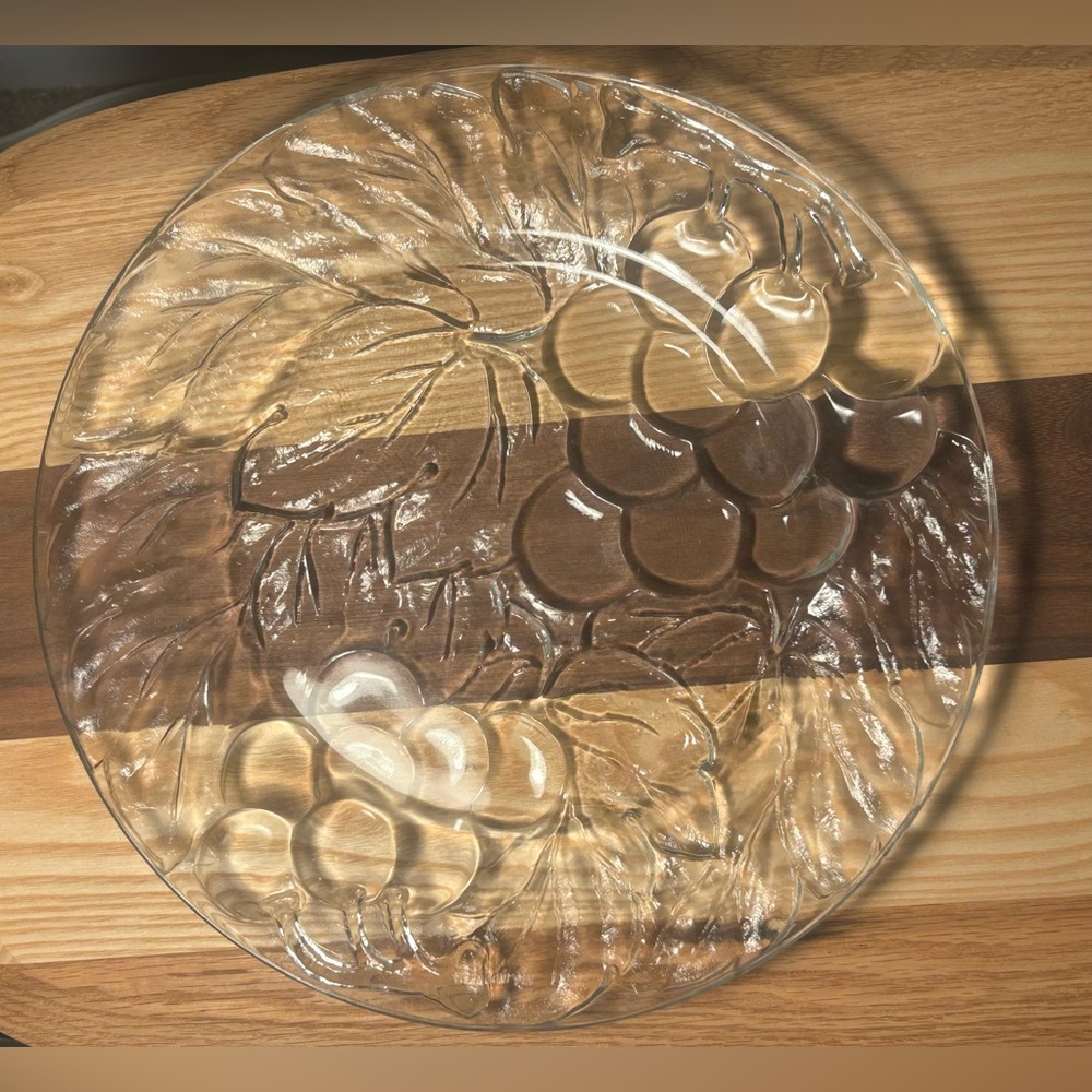 3/$30✨🍇Vintage KIG Indonesia Glass 10”
Plate  -Grape Leaf Pattern🌿✨70/80s